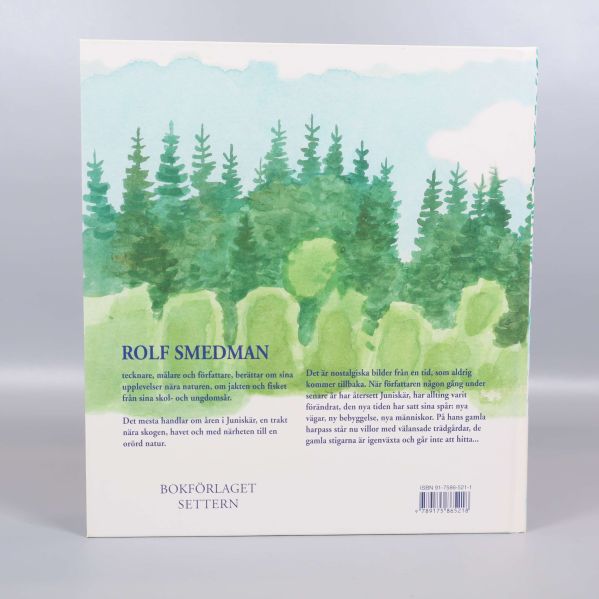 Baksida av boken med ISBN och beskrivande text samt gröna träd