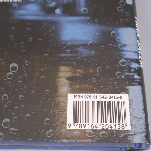 Närbild på ISBN-nummer på baksidan av boken Den osynlige mannen från Salem