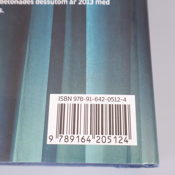 Närbild på ISBN och streckkod på baksidan av boken