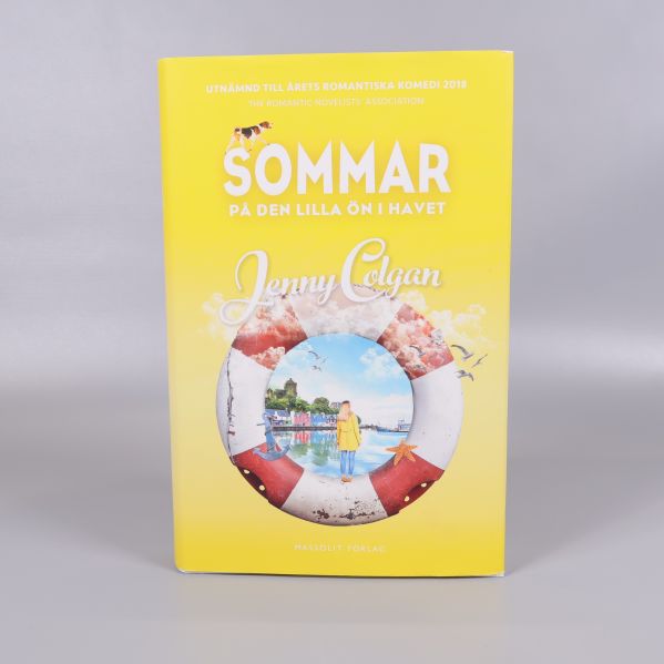 Framsida av Sommar på den lilla ön i havet med räddningsring och illustration av en hamn