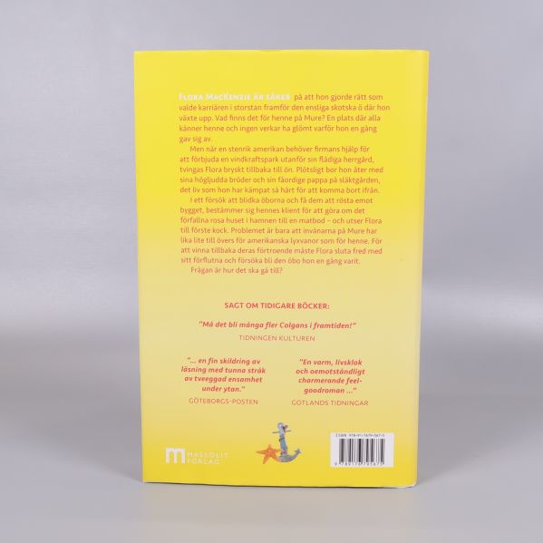 Baksidan av Sommar på den lilla ön i havet med bokbeskrivning, citat och ISBN