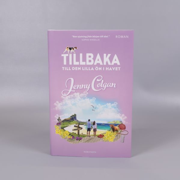 Framsida av boken Tillbaka till den lilla ön i havet, lila omslag med illustration
