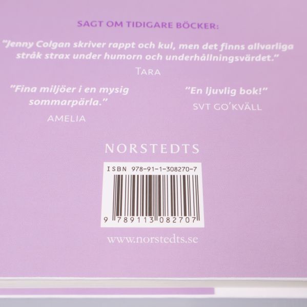 Närbild av ISBN-nummer på baksidan av boken Tillbaka till den lilla ön i havet