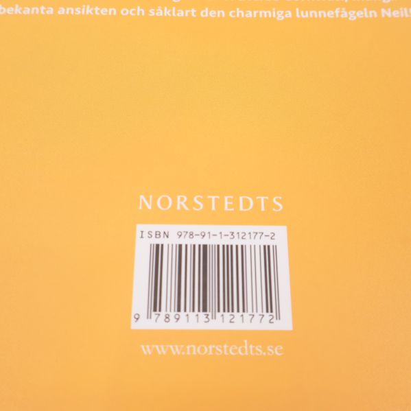 Närbild på ISBN och streckkod på baksidan av boken