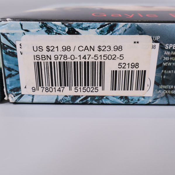 Närbild av ISBN-etikett på omslaget till bokboxen