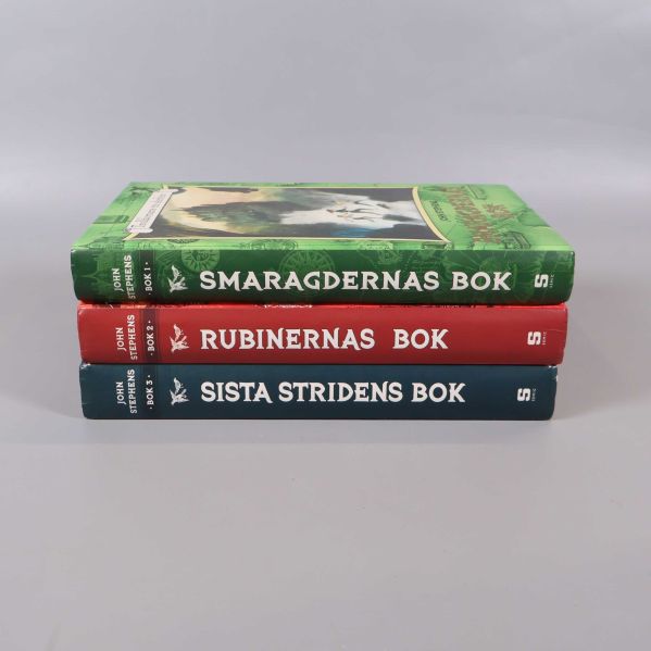 Ryggen på tre böcker: Smaragdernas bok, Rubinernas bok, Sista stridens bok