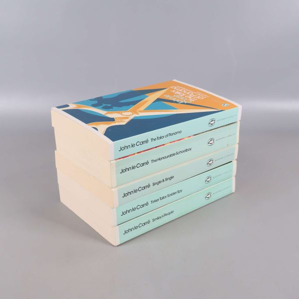 Snedställt bokpaket med fem stycken Penguin Classics-böcker staplade