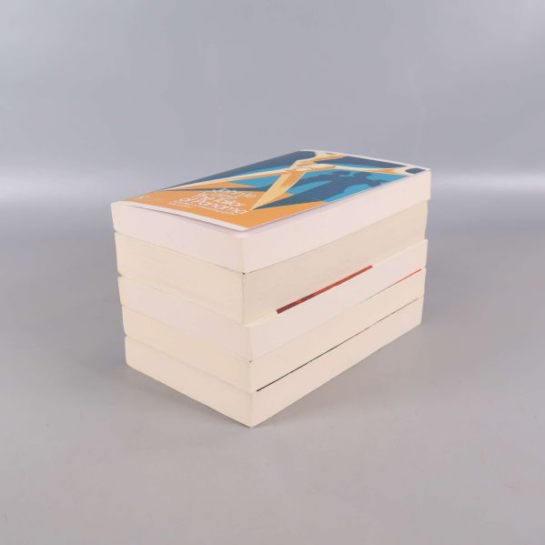 Närbild på bokpaket med Penguin Classics liggande på sidan