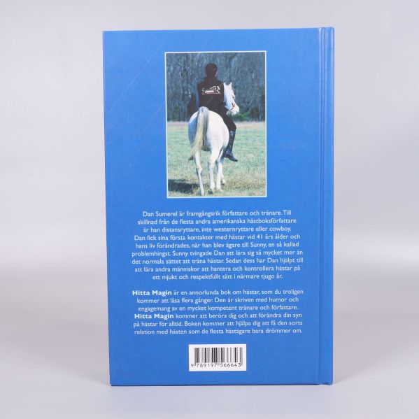 Baksida av boken med text om författaren och hästfoto