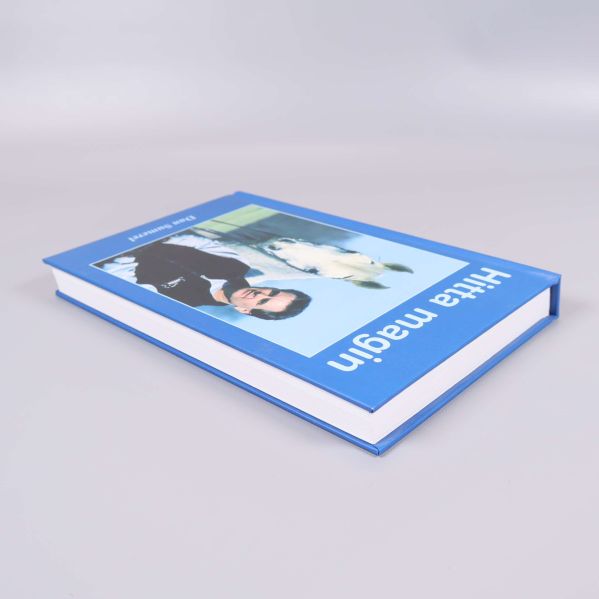 Blå bok Hitta magin liggande med omslaget synligt