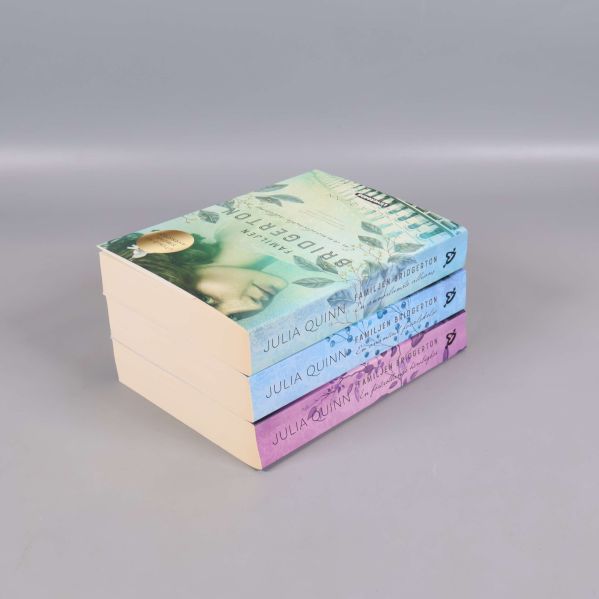 Bokpaket Familjen Bridgerton staplade snett för att visa tjocklek och omslagsdesign