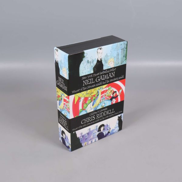 Box med bokpaket av Neil Gaiman och Chris Riddell med färgglada illustrationer