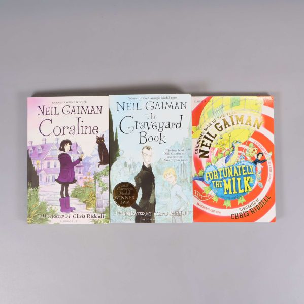 Framsidor av böckerna Coraline, The Graveyard Book och Fortunately, The Milk av Neil Gaiman
