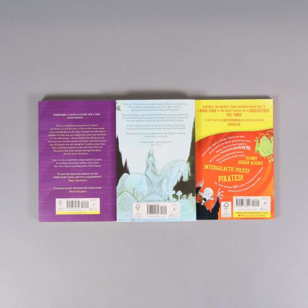Baksida av de tre böckerna med beskrivningar och ISBN-nummer