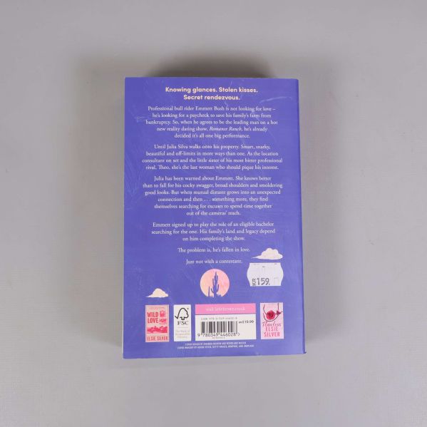 Baksidan av boken Fever Dream med beskrivning och prisetikett