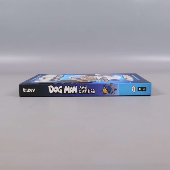 Bokrygg på Dogman And Cat Kid med tydlig titel och illustration
