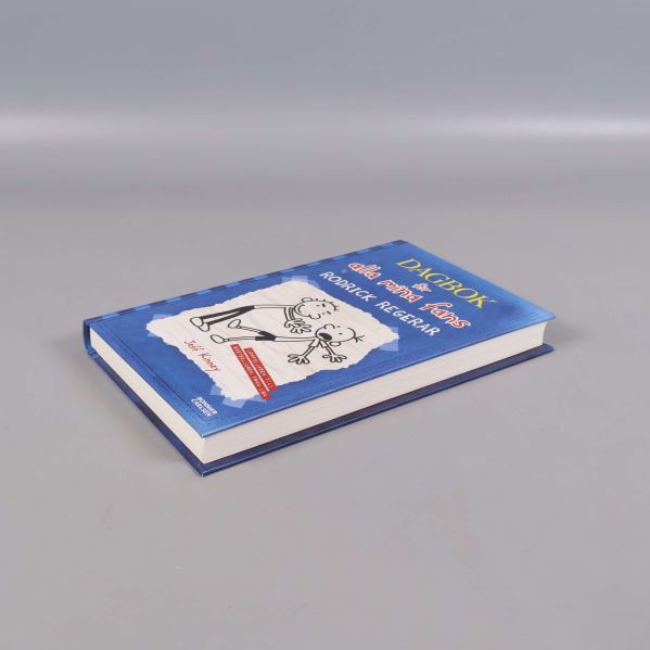 Boken Dagbok för alla mina fans: Rodrick regerar liggande med blå pärm