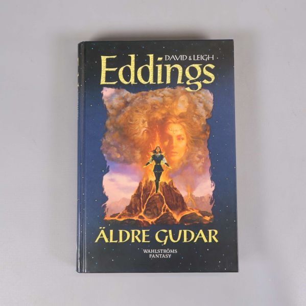 Framsidan på boken Äldre gudar av David & Leigh Eddings med färgstark illustration