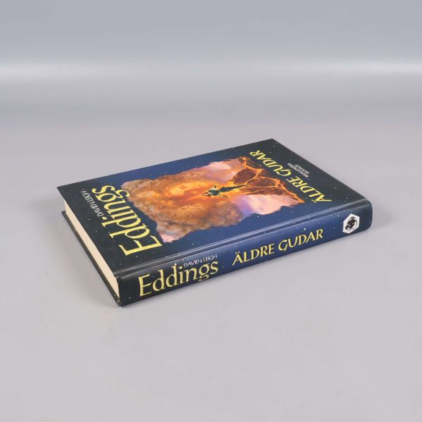 Boken Äldre gudar liggande, visar tjocklek och omslag
