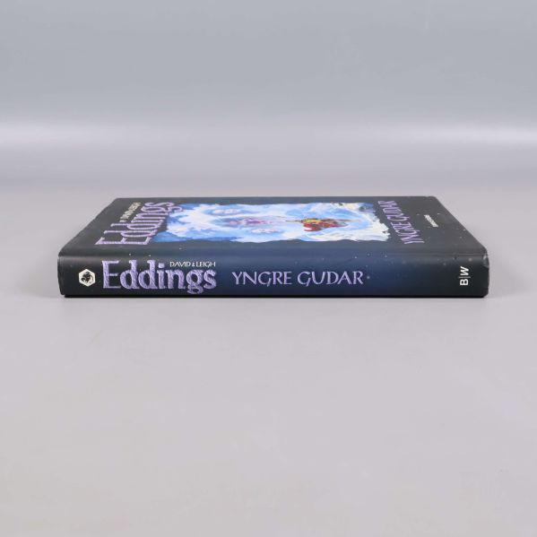 Bokrygg av Yngre gudar av Eddings, tydlig titel och författarnamn