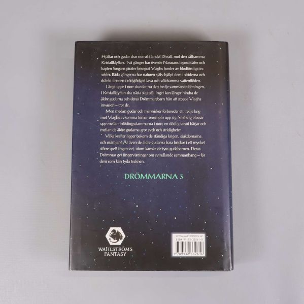 Baksidan av boken Kristallklyftan med textbeskrivning och ISBN