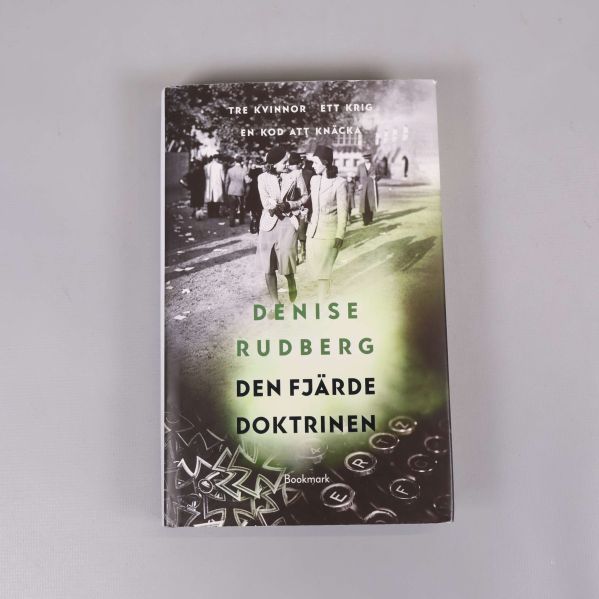 Framsidan på boken Den fjärde doktrinen med två kvinnor promenerande