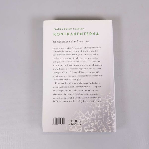 Baksidan av boken med text om handlingen och ISBN-nummer