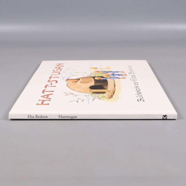 Boken Hattstugan liggande, visar ryggen och omslaget