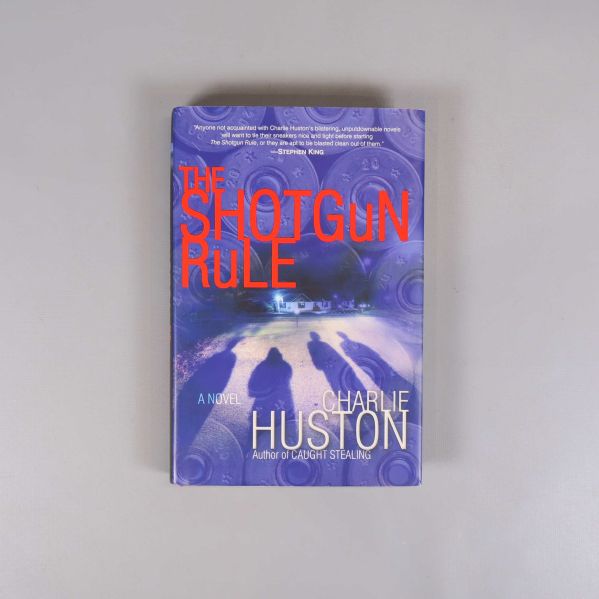 Framsidan av boken The Shotgun Rule med grafiskt omslag och tre skuggor