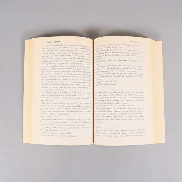 Uppslag ur Charlie Huston-bok, engelsk text synlig