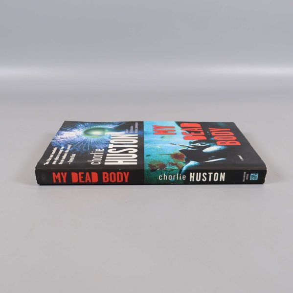 Boken My dead body sedd från sidan med ryggen synlig