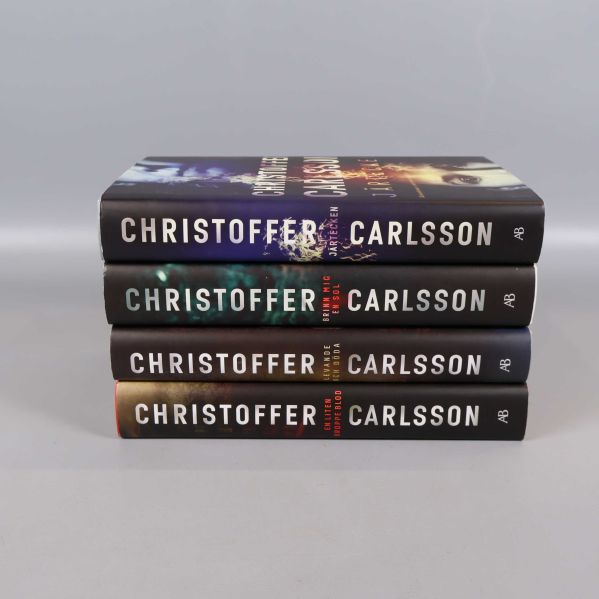 Bokryggar på Hallandssviten 1-4 staplade, alla av Christoffer Carlsson