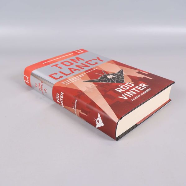 Röd vinter av Tom Clancy liggande på sidan, visar tjocklek och omslag