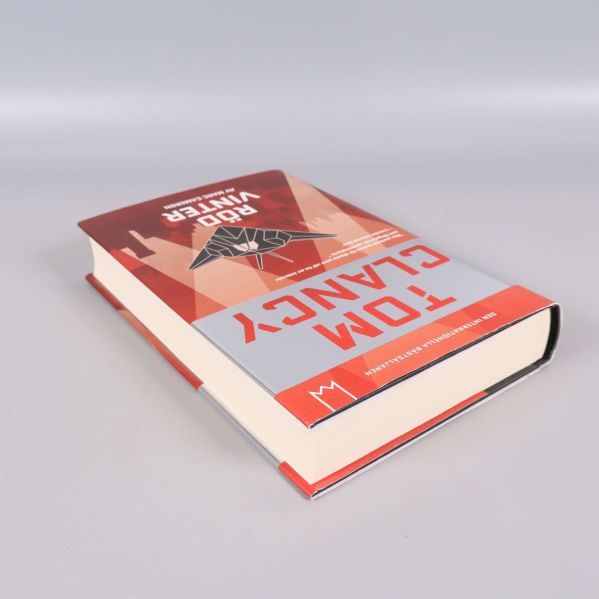 Röd vinter av Tom Clancy, boken vänd upp och ned, visar hela omslaget