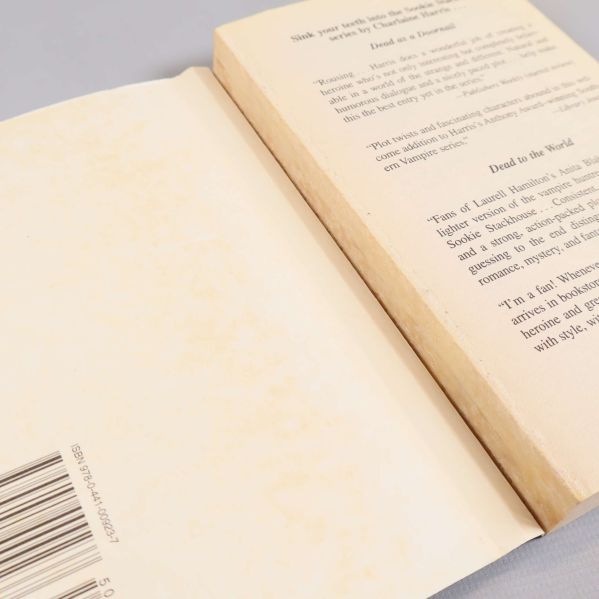 Närbild på inlagda Sookie Stackhouse-böcker och bok med synlig ISBN