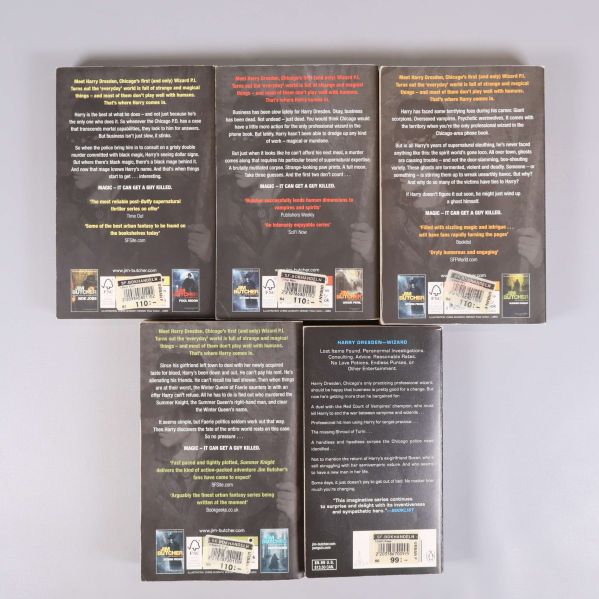 Baksidor av fem Dresden Files-pockets, inklusive text och streckkoder