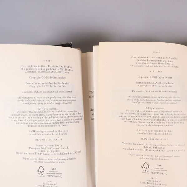 ISBN-information och copyright på uppslagna sidor ur två böcker