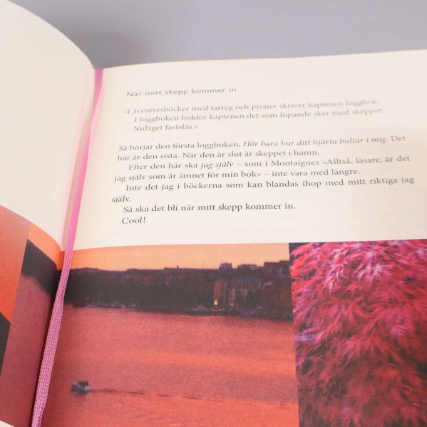 Närbild på insida av bok med illustrerad sida och text