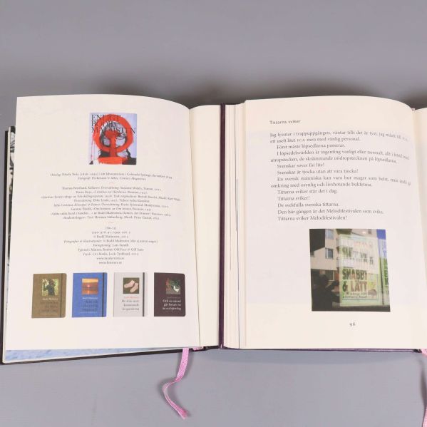 Uppslag i bok med titelsida och en sida text samt foto