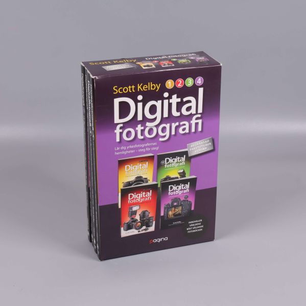 Boxpaket med fyra böcker: Digital fotografi 1-4 av Scott Kelby i lila förpackning