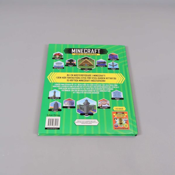 Baksidan av boken Minecraft verktyg för mästarbyggen med byggnadsexempel och text