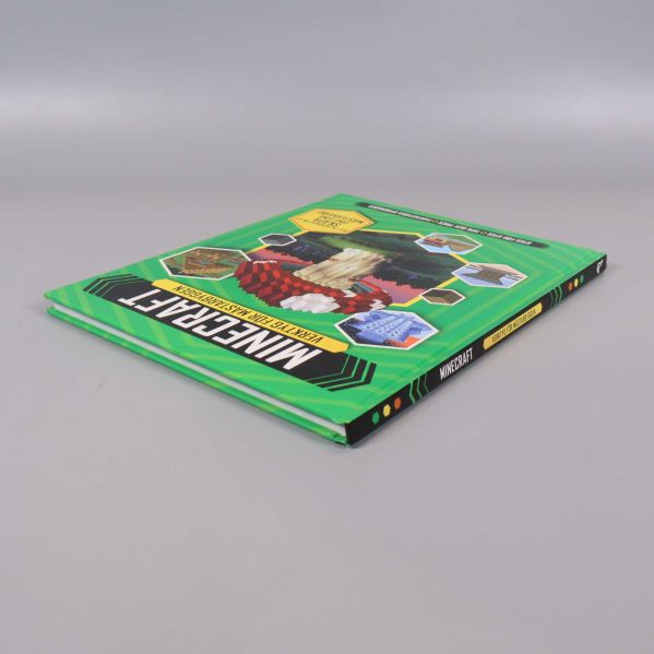 Minecraft boken fotograferad snett uppifrån med grönt omslag