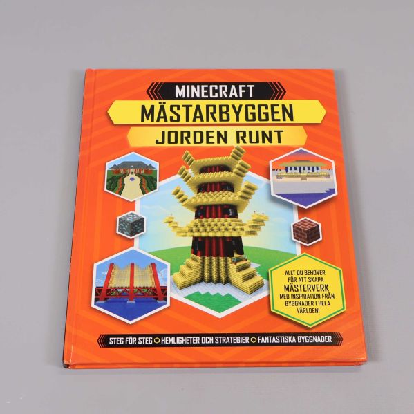 Framsidan av boken Minecraft mästarbyggen jorden runt med orange omslag och byggnadsbilder