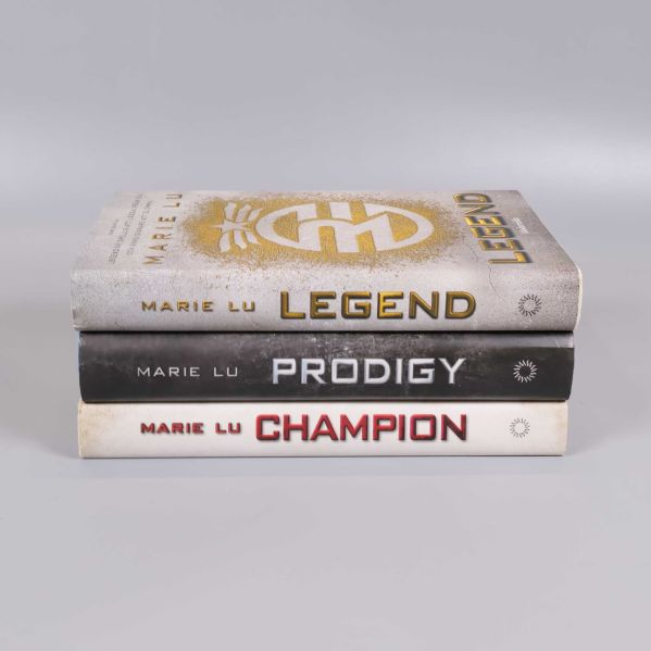 Ryggarna av Legend, Prodigy och Champion staplade på varandra