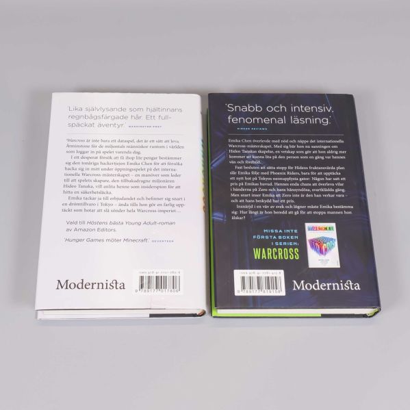Baksidor av Warcross och Wildcard av Marie Lu, båda med förlag Modernista och synliga recensioner