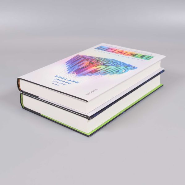 Diagonal vy av bokpaketet Warcross och Wildcard, Warcross ovanpå