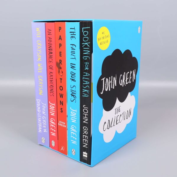 John Green bokpaket med fem böcker i box, ryggarna synliga
