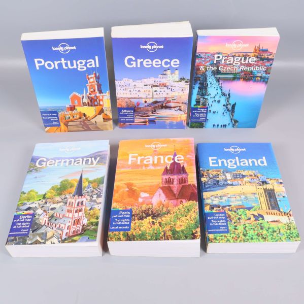 Sex Lonely Planet reseguider framifrån uppställda på rad