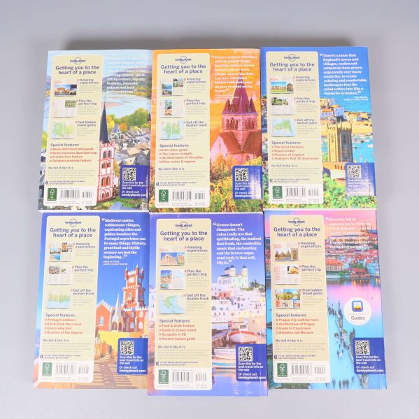 Baksidor av sex Lonely Planet reseguider i två rader