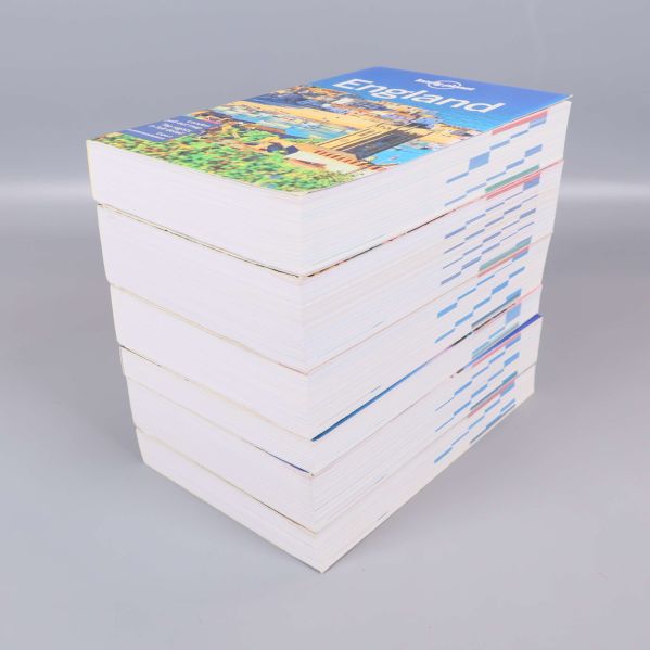 Hög med sex Lonely Planet böcker, sett snett ovanifrån